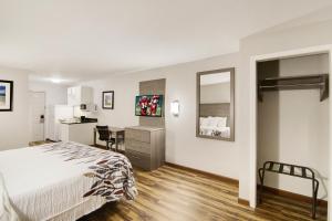 une chambre avec un lit et un bureau et une cuisine dans l'établissement Red Roof Inn & Suites Pensacola-NAS Corry, à Pensacola 32 autres photos