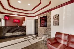 The lobby or reception area at Red Roof Inn & Suites Pensacola-NAS Corry