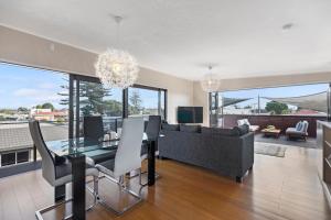 Χώρος καθιστικού στο Maranui BeachSide Retreat - Mt Maunganui Home