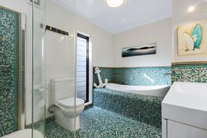 Ένα μπάνιο στο Maranui BeachSide Retreat - Mt Maunganui Home +17 φωτογραφίες