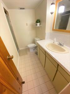 A bathroom at Montreal - Laval Haven - Entire rental unit