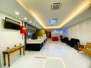 TV a/nebo společenská místnost v ubytování YEE HOTEL Permas Jaya