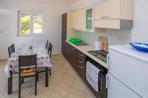 Η κουζίνα ή μικρή κουζίνα στο Apartments Calida A