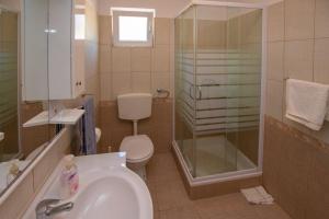 Ένα μπάνιο στο Apartments Calida A +18 φωτογραφίες