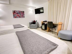 A television and/or entertainment centre at Hotel CLARUM 101