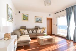 un soggiorno con divano e tavolo di Apartment Helli a Trogir