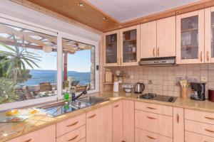 cocina con fregadero y ventana grande en Apartment Helli, en Trogir