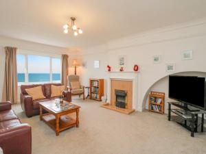 Χώρος καθιστικού στο Weymouth Bay Apartment C