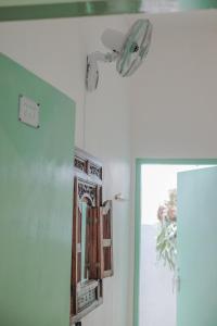 uma casa de banho com um espelho e uma ventoinha de tecto em Abrakadabra 747 em Timuran