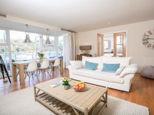 Una sala de estar con un sofá blanco y una mesa. en Quayside, Dart Marina, en Dartmouth