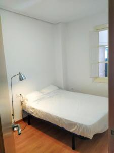 Säng eller sängar i ett rum på 1 CASA TEMPORAL CON TERRAZA EN VALENCIA CAPITAl
