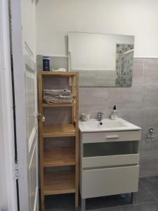 een badkamer met een wastafel en een spiegel bij 1 CASA TEMPORAL CON TERRAZA EN VALENCIA CAPITAl in Valencia