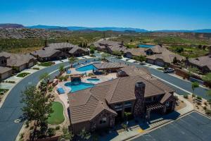 una vista aérea de una casa con piscina en Sleek Home Patio, Gas Grill and Access to Pool, en Washington