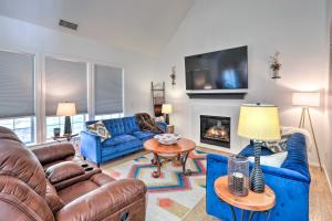 ein Wohnzimmer mit blauen Sofas und einem Kamin in der Unterkunft Spacious Flagstaff Home Less Than 5 Mi to Downtown! in Flagstaff