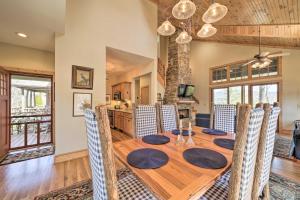 uma sala de jantar com uma mesa de madeira e cadeiras em Beautiful Lake Glenville Townhome with Mountain View em Cashiers