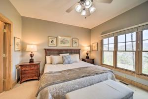 um quarto com uma cama e uma ventoinha de tecto em Beautiful Lake Glenville Townhome with Mountain View em Cashiers