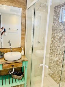 W łazience znajduje się umywalka i prysznic. w obiekcie Flat Blumenau Vila Nova w mieście Blumenau