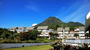 - une vue sur un complexe avec une montagne en arrière-plan dans l'établissement Amartahills Hotel and Resort, à Batu