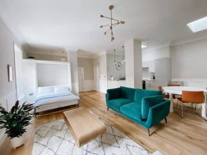- un salon avec un canapé bleu et une table dans l'établissement SWALEDALE, OLD SCHOOL ROOMS - Luxury Apartment in Richmond, North Yorkshire, à Richmond
