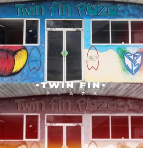 un edificio con graffiti sul lato di Twin Fin Plaza a Bocas del Toro