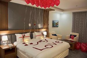 吉赞دارا جازان للشقق المخدومة Dara Jazan Serviced Apartments的一间卧室,床上写着幸福的新年