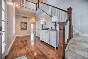 Gallery image of Executive Home with Heated Pool on Lake Wawasee in Syracuse