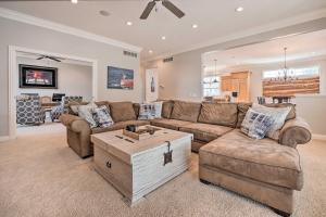 uma sala de estar com um sofá e uma mesa em Executive Home with Heated Pool on Lake Wawasee em Syracuse