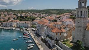 eine Luftansicht einer Stadt mit Booten im Wasser in der Unterkunft Apartments Ela - first row to the Sea in Sutivan