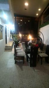 um quarto com cadeiras e uma mesa num edifício em CASA MUY CONFORTABLE EN ZAMORA CHINCHIPE incluye desayuno em Zamora
