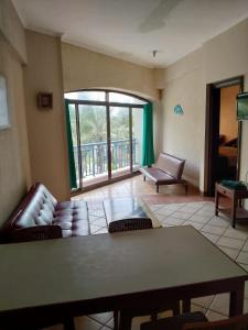 una sala de estar con un sofá y una mesa en New Renovated 2 Rooms Luxury Suites Anyer, en Anyer