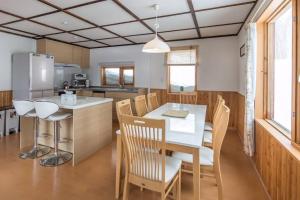 eine Küche und ein Esszimmer mit einem Tisch und Stühlen in der Unterkunft Midori House - walking distance to Rusutsu Resort in Rusutsu