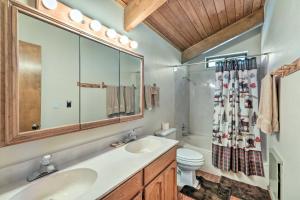 Ένα μπάνιο στο Deck and Scenic Views Munds Park Cabin! +37 φωτογραφίες