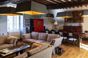 Mareuil-sur-Belle的住宿－Gîtes Les Deux Abbesses en Vert，带沙发的客厅和用餐室