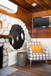 Зона вітальні в Lakewood Cabins