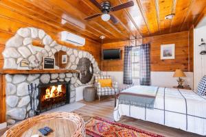 Зона вітальні в Lakewood Cabins