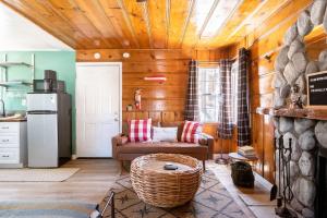 Кухня або міні-кухня у Lakewood Cabins