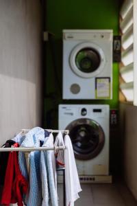 een wasruimte met een wasmachine en een wasmachine bij Siamaze Hostel in Bangkok