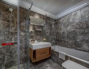 阿可賀巴的住宿－Ascott Corniche Al Khobar，一间带水槽和淋浴的浴室
