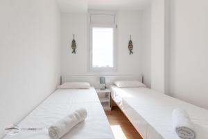 Postel nebo postele na pokoji v ubytování Vista Roses Mar - Apartamento con piscina II