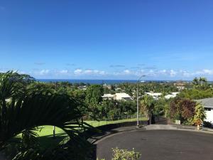 GUEST HOUSE IN HILO في هيلو: إطلالة على المحيط من سقف منزل