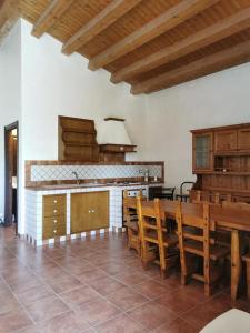 - une cuisine et une salle à manger avec une table et des chaises dans l'établissement Villa Patrizia, à Canicattì