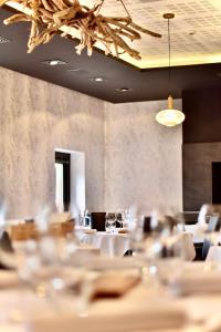 TV a/nebo společenská místnost v ubytování Hôtel Restaurant La Charrue