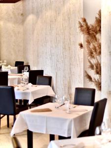 Posezení v ubytování Hôtel Restaurant La Charrue