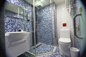 Koupelna v ubytování E-House Hotel + 37 fotografií
