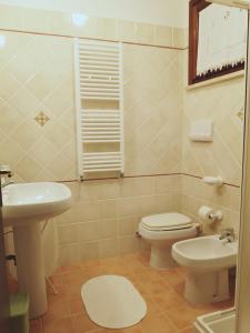 La salle de bains est pourvue de toilettes et d'un lavabo. dans l'établissement Villa Terrena, à Bagni San Filippo