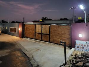 un edificio con una valla y una puerta por la noche en Shanduka Country Lodge, en Thohoyandou