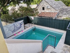una piscina vacía con una valla alrededor en Villa Dore, en Škrip