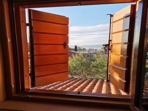 z otwartym oknem z widokiem na balkon w obiekcie Villa Dore w mieście Škrip