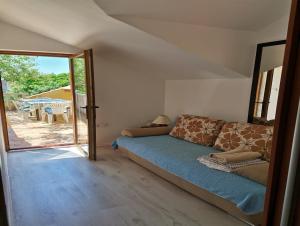 uma sala de estar com um sofá e uma porta de vidro deslizante em Villa Dore em Škrip