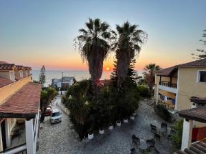 uma vista aérea de um resort com palmeiras e o oceano em Mirabelle Hotel em Argasi